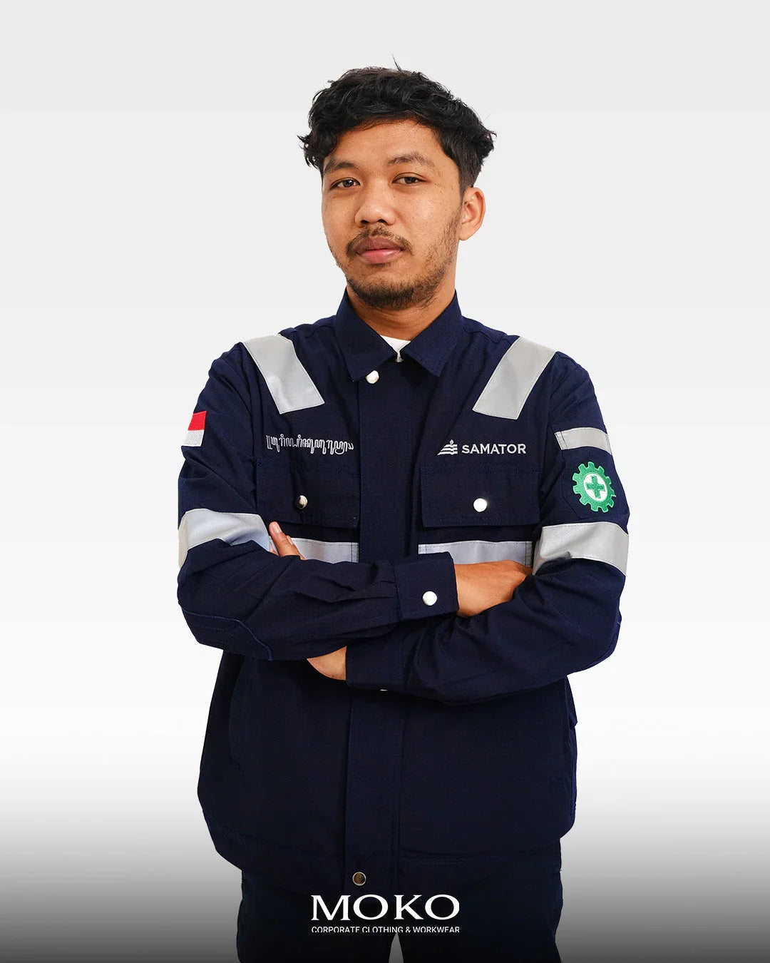 Man wearing navy blue Samator corporate workwear with reflective strips and safety patches