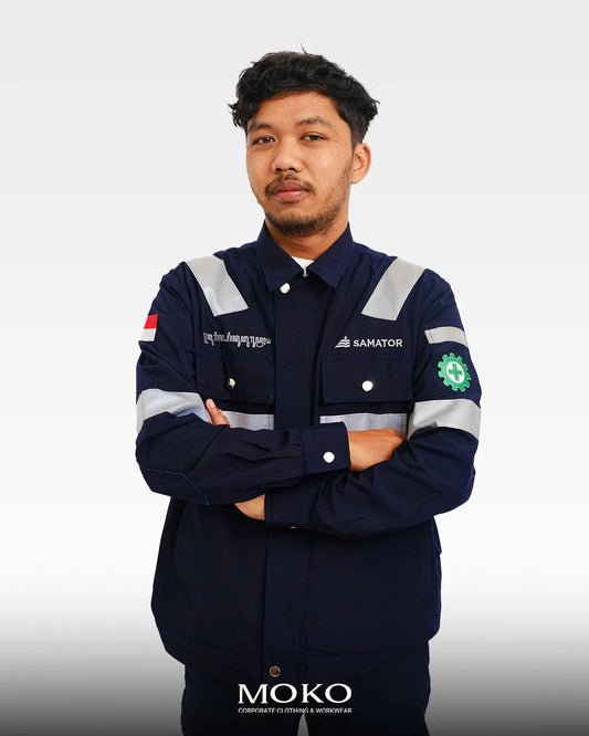 Man wearing navy blue Samator corporate workwear with reflective strips and safety patches